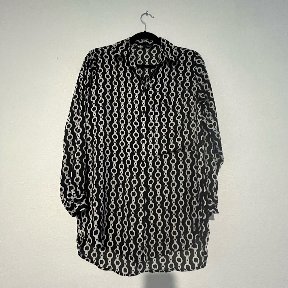 Silky button up shirt in‎ chain print. Size small. Excellent condition.